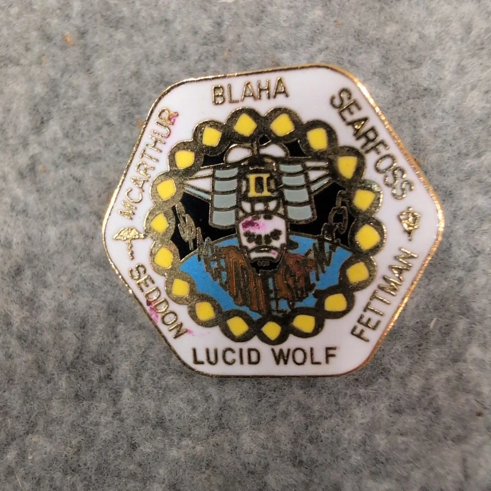 NASA STS-58 Space Shuttle Columbia Lucid Wolf Mission Enamel Lapel Pin VG+ - Picture 1 of 4